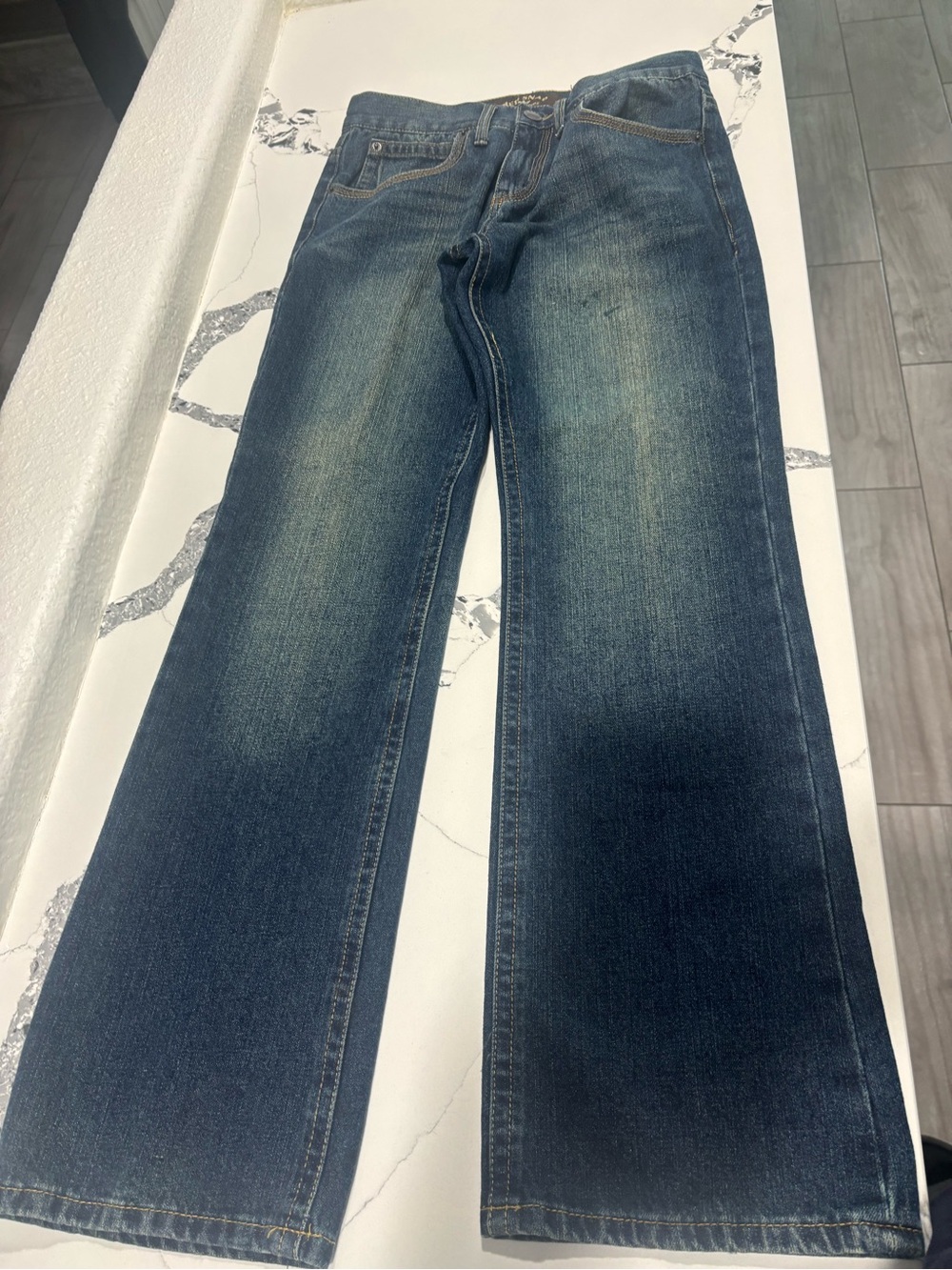 Men's Wide-Leg Jeans in Dark Blue Wash red snap